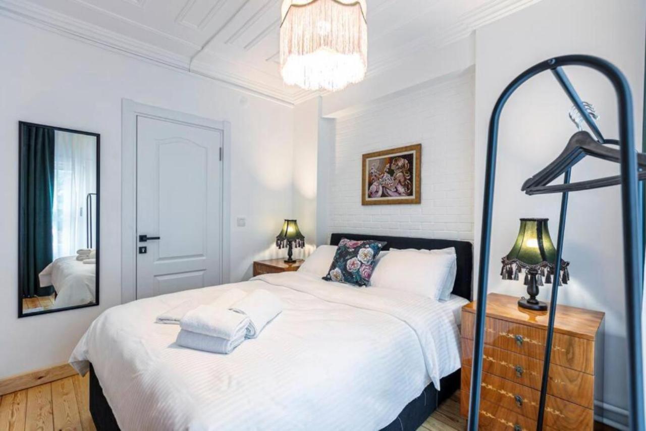 Historical 4-Br Home Steps From Besiktas Stadium & Bosphorus Views - Prime Nisantasi Location! Κωνσταντινούπολη Εξωτερικό φωτογραφία